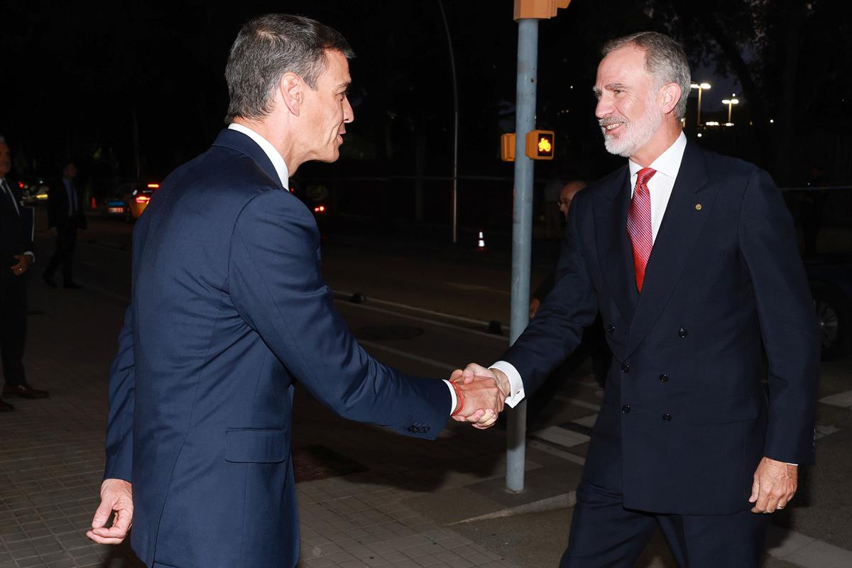 29/09/2025. Pedro Sánchez clausura los Premios Vanguardia 2025. El presidente del Gobierno recibe al rey Felipe VI a su llegada al Palau de ...