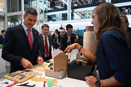 29/09/2025. Pedro Sánchez visita la Barcelona New Economy Week. El presidente del Gobierno, Pedro Sánchez, durante la visita a la sexta edic...