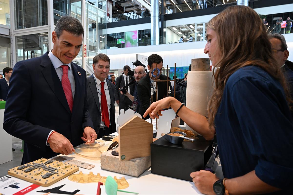 29/09/2025. Pedro Sánchez visita la Barcelona New Economy Week. El presidente del Gobierno, Pedro Sánchez, durante la visita a la sexta edic...