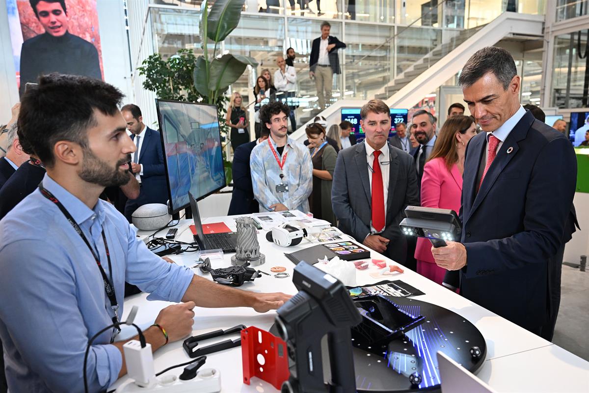 29/09/2025. Pedro Sánchez visita la Barcelona New Economy Week. El presidente del Gobierno, Pedro Sánchez, durante la visita a la sexta edic...