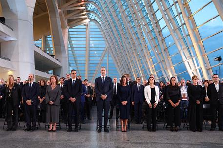El presidente del Gobierno con los Reyes y los familiares de las víctimas de la DANA