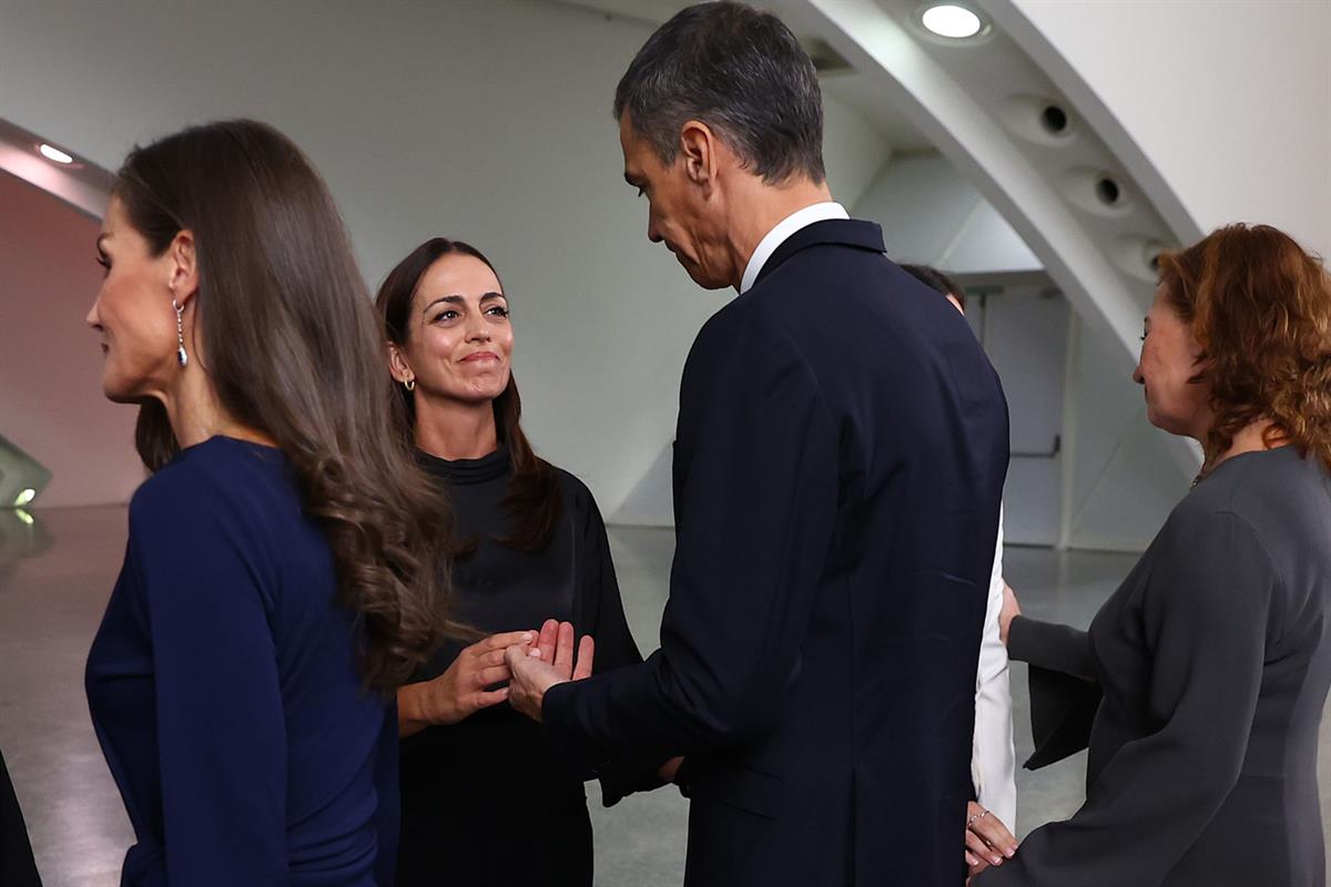 29/10/2025. Pedro Sánchez asiste al homenaje a las víctimas de la DANA. El presidente del Gobierno, Pedro Sánchez, conversa con los represen...