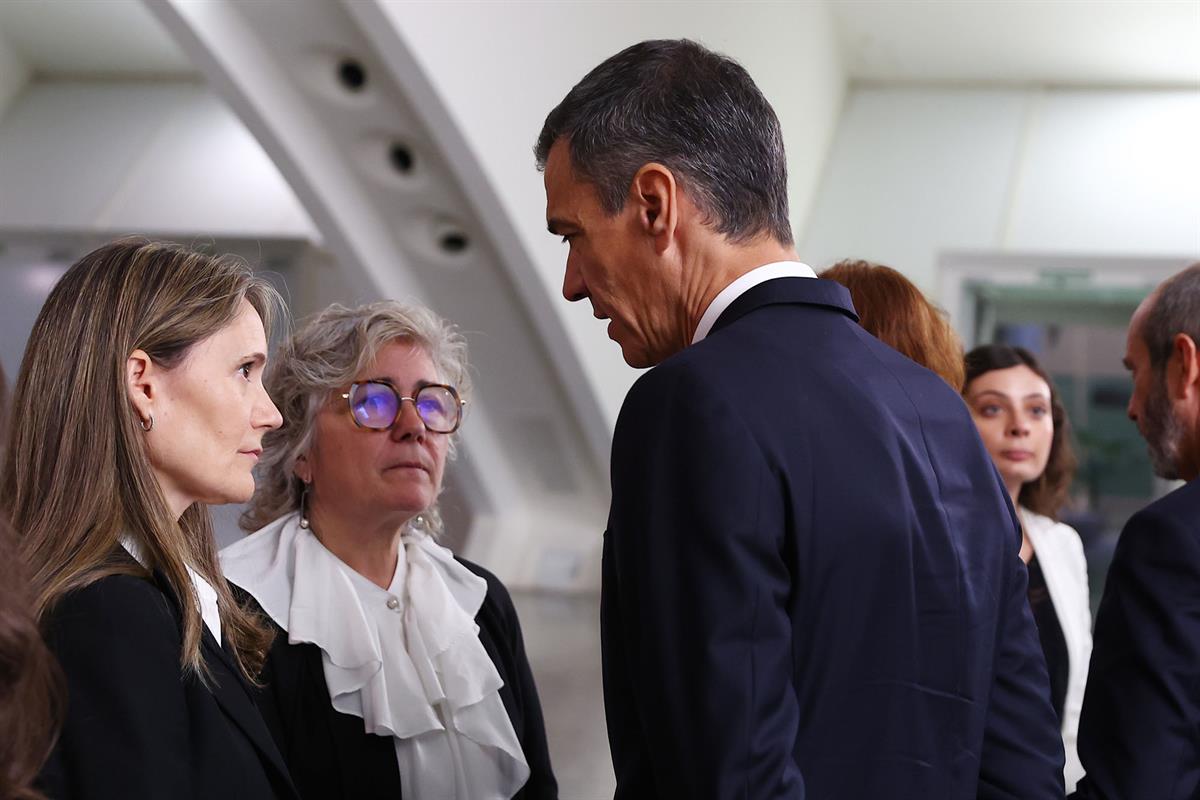 29/10/2025. Pedro Sánchez asiste al homenaje a las víctimas de la DANA. El presidente del Gobierno, Pedro Sánchez, conversa con los represen...