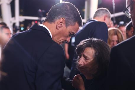 29/10/2025. Pedro Sánchez asiste al homenaje a las víctimas de la DANA. El presidente del Gobierno, Pedro Sánchez, con las familias de las v...