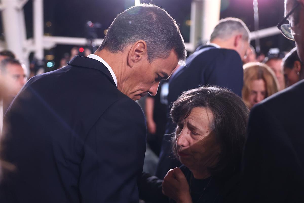 29/10/2025. Pedro Sánchez asiste al homenaje a las víctimas de la DANA. El presidente del Gobierno, Pedro Sánchez, con las familias de las v...