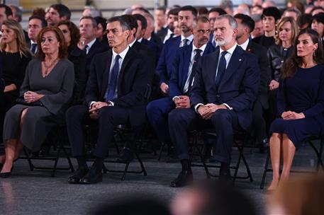 29/10/2025. Pedro Sánchez asiste al homenaje a las víctimas de la DANA. El presidente del Gobierno, Pedro Sánchez, junto a los Reyes y la pr...