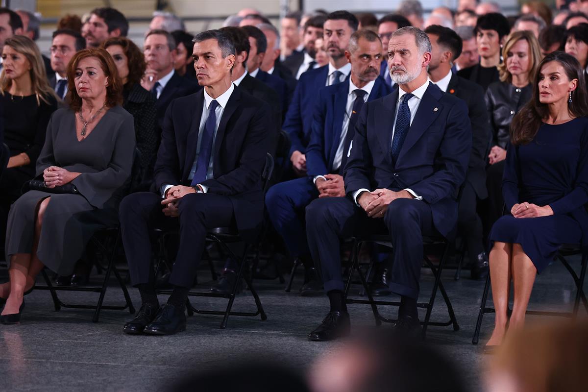 29/10/2025. Pedro Sánchez asiste al homenaje a las víctimas de la DANA. El presidente del Gobierno, Pedro Sánchez, junto a los Reyes y la pr...