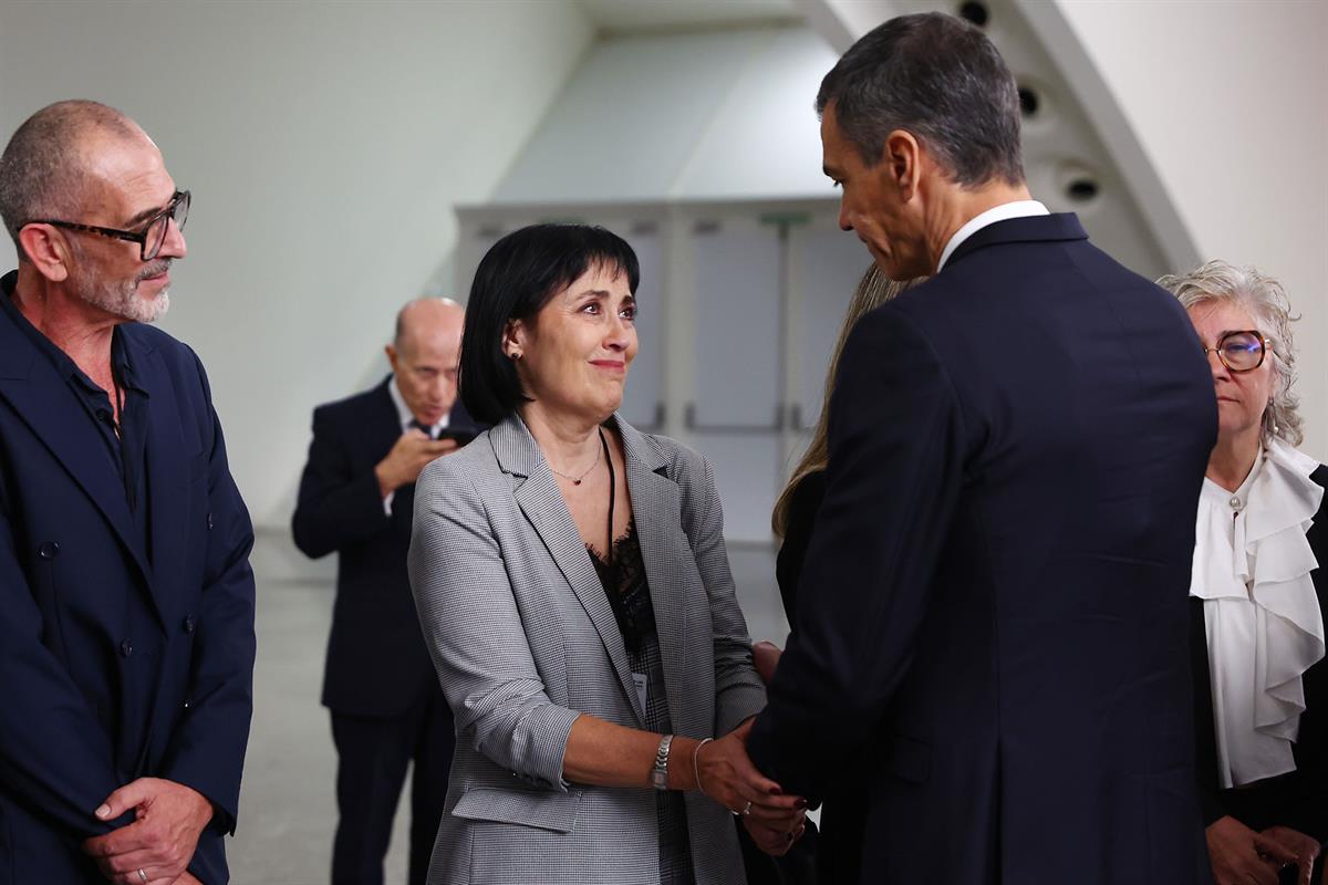 29/10/2025. Pedro Sánchez asiste al homenaje a las víctimas de la DANA. El presidente del Gobierno, Pedro Sánchez, saluda a los representant...