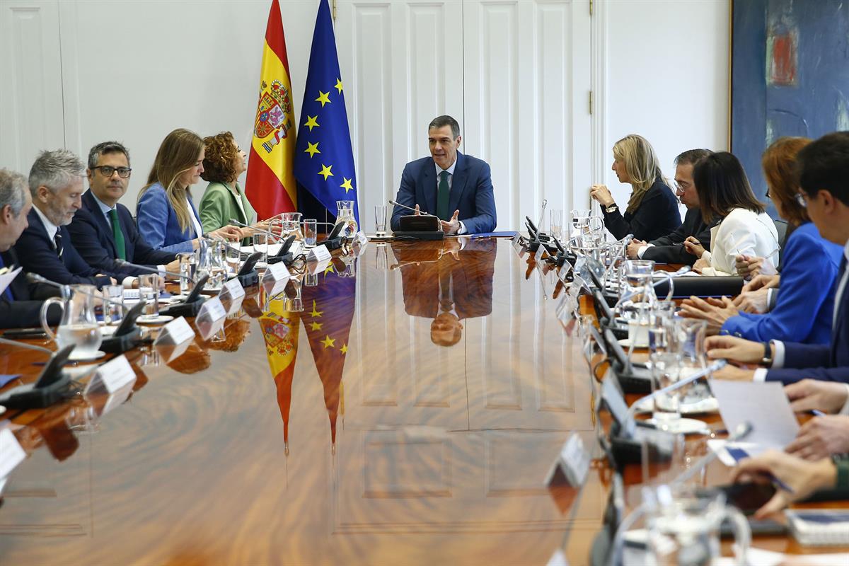 30/04/2025. Pedro Sánchez preside el Consejo de Seguridad Nacional. El presidente del Gobierno, Pedro Sánchez, conversa con las vicepresiden...