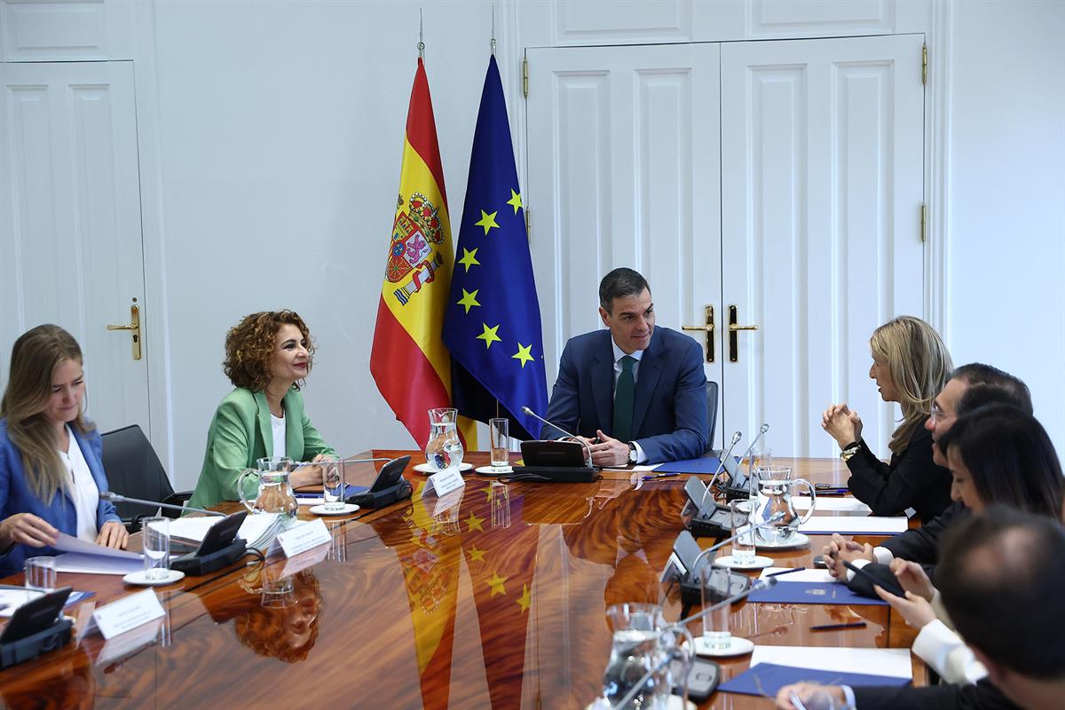 30/04/2025. Pedro Sánchez preside el Consejo de Seguridad Nacional. El presidente del Gobierno, Pedro Sánchez, conversa durante la reunión c...