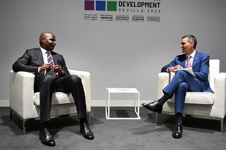 30/06/2025. Encuentro Mozambique. El presidente del Gobierno, Pedro S&#225;nchez, y el presidente de la Rep&#250;blica de Mozambique, Daniel Chapo, du...