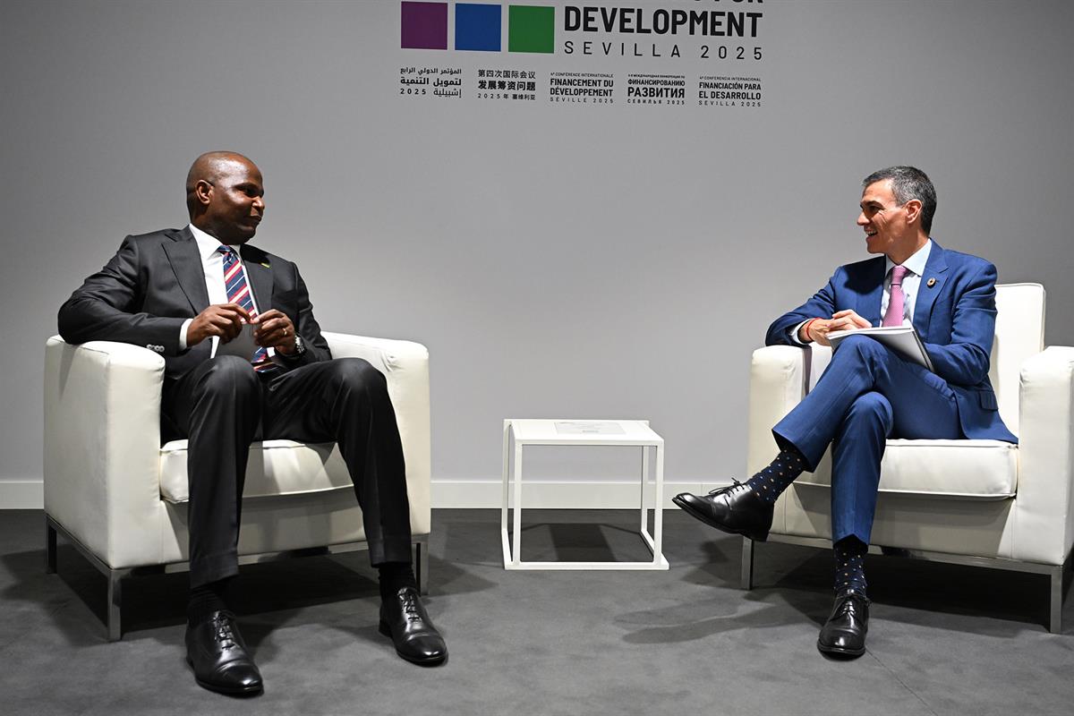 30/06/2025. Encuentro Mozambique. El presidente del Gobierno, Pedro Sánchez, y el presidente de la República de Mozambique, Daniel Chapo, du...