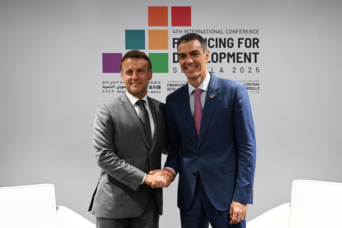 30/06/2025. Encuentro con Macron. El presidente del Gobierno, Pedro Sánchez, saluda al presidente francés, Emmanuelle Macron.