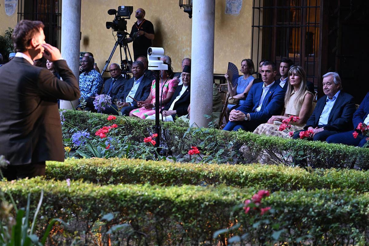30/06/2025. Cena de gala. El presidente del Gobierno, Pedro Sánchez, junto a su esposa, en el concierto ofrecido en la cena de gala organiza...