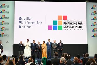 El presidente del Gobierno y el resto de participantes en la presentación de la "Plataforma de Sevilla para la Acción"