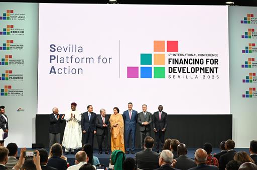 El presidente del Gobierno y el resto de participantes en la presentación de la "Plataforma de Sevilla para la Acción"
