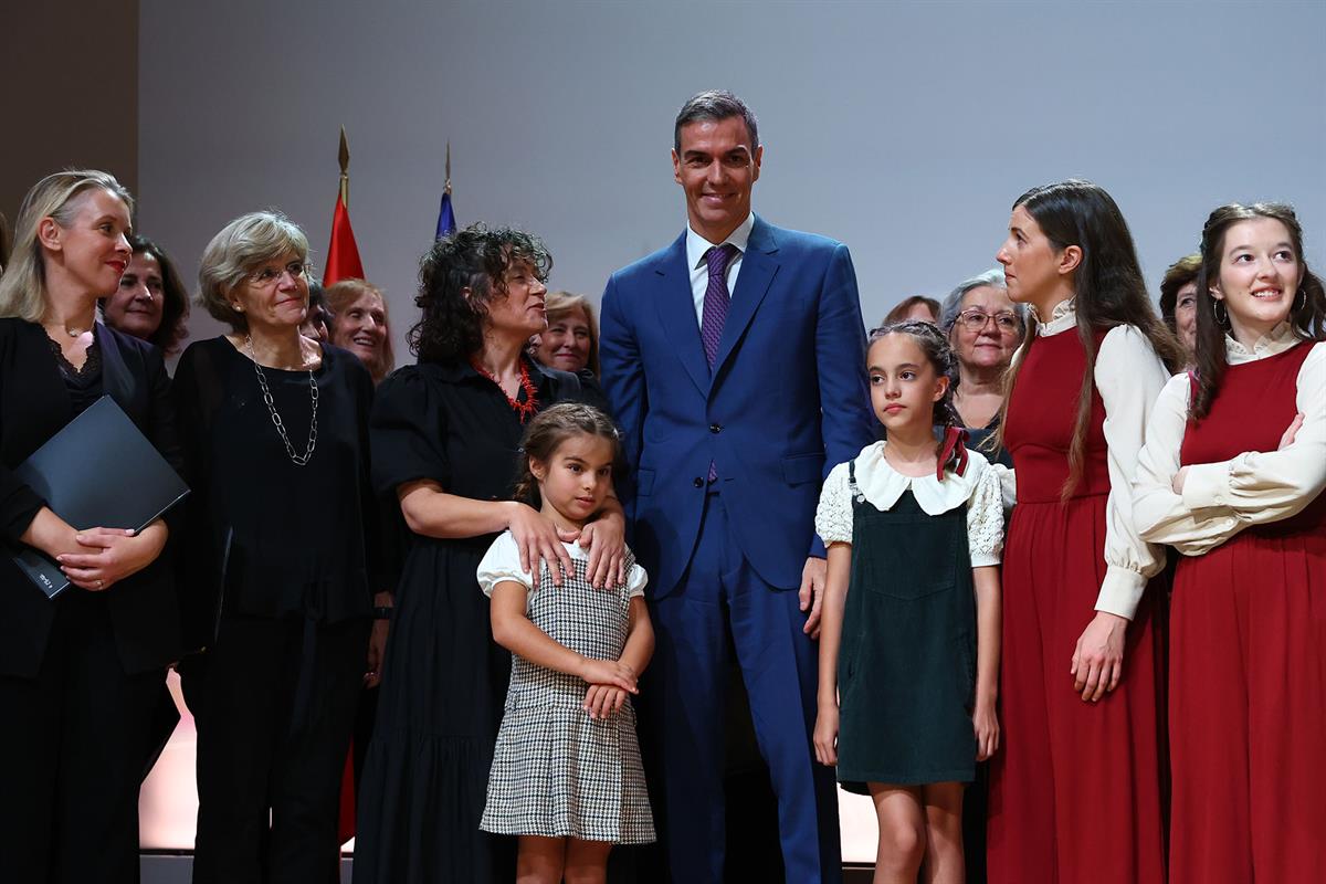 31/10/2025. Sánchez asiste al homenaje a las víctimas del golpe militar, la guerra y la dictadura. El presidente del Gobierno, Pedro Sánchez...