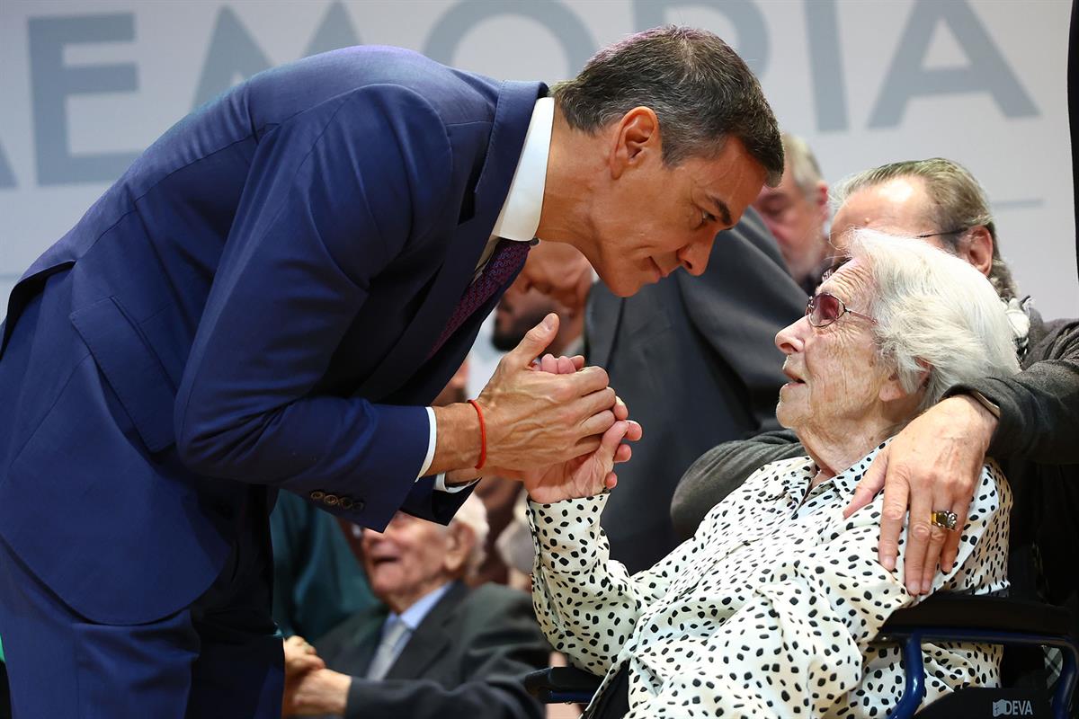 31/10/2025. Pedro Sánchez asiste al homenaje a las víctimas del golpe militar, la guerra y la dictadura. El presidente del Gobierno, Pedro S...