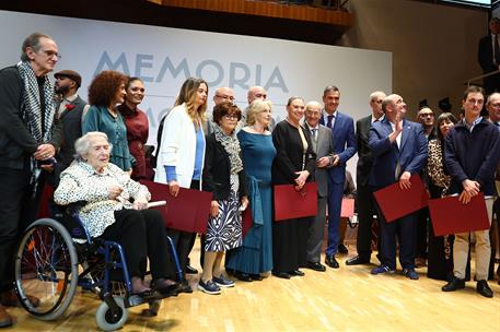 Pedro Sánchez, junto a homenajeados en el Día de Recuerdo a todas las víctimas del golpe militar, la Guerra y la Dictadura