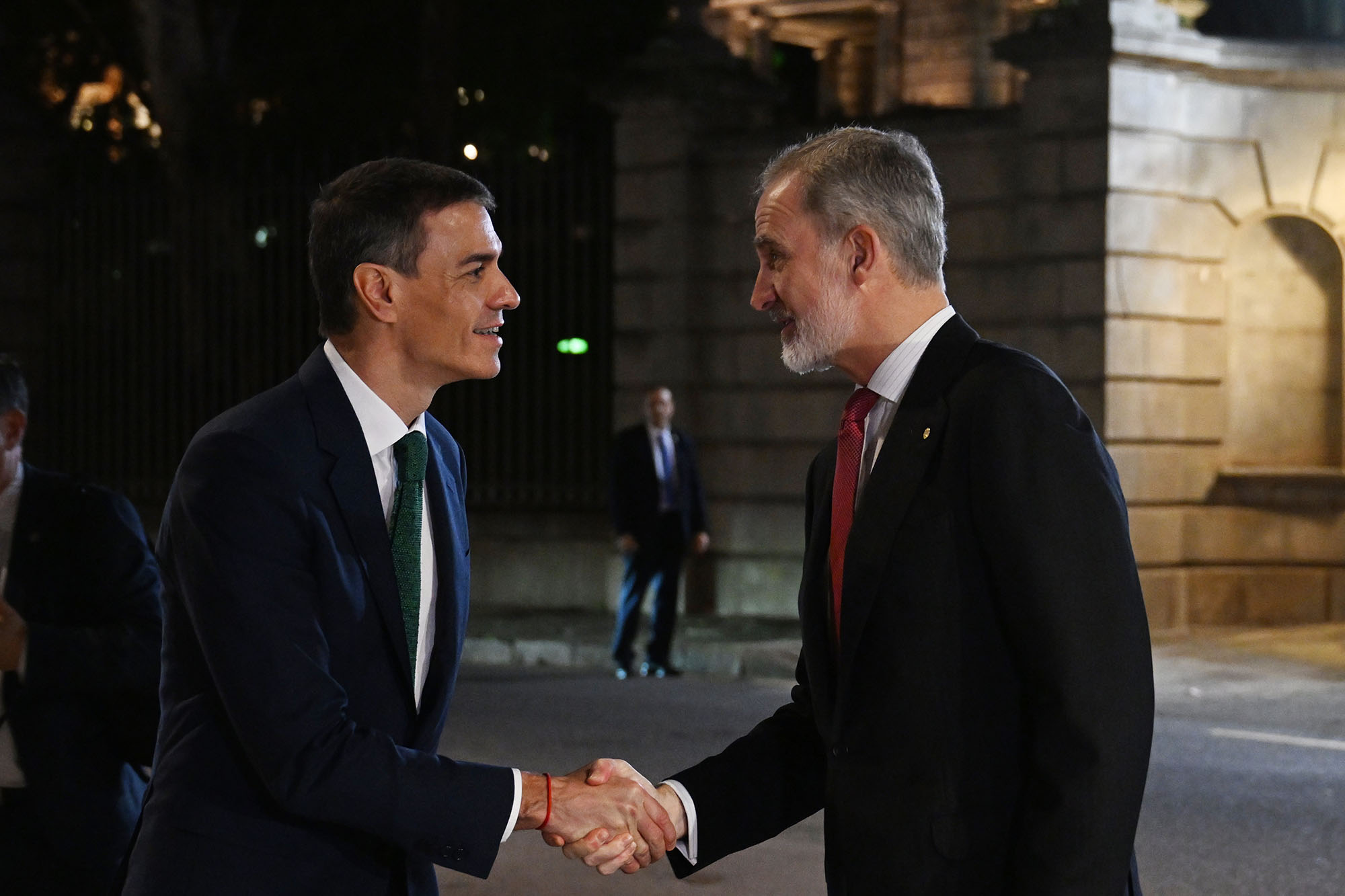 El presidente del Gobierno saluda al rey Felipe VI a su llegada a la cena
