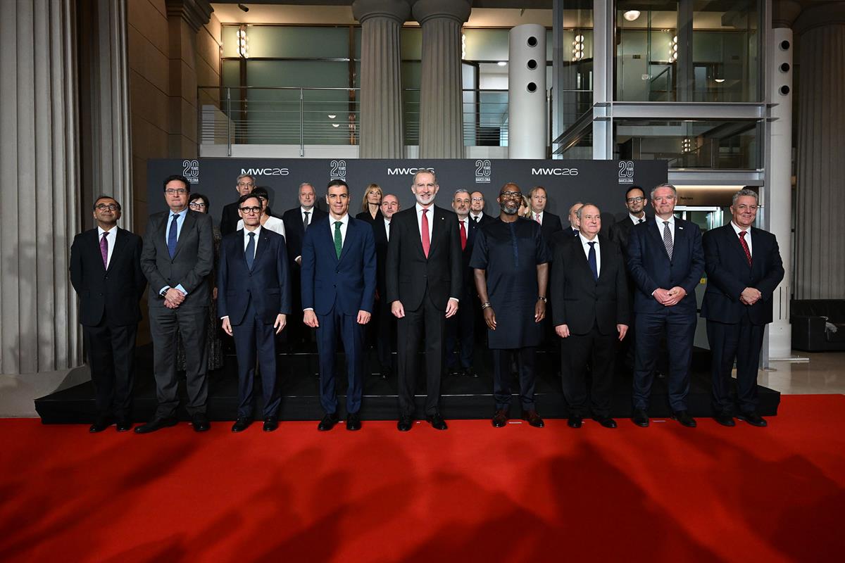 1/03/2026. Cena inaugural del Mobile World Congress 2026. El presidente del Gobierno, Pedro Sánchez, posa junto al rey Felipe VI, en la foto...