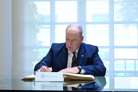 1/06/2026. Pedro Sánchez recibe al Príncipe Alberto II de Mónaco. El príncipe Alberto II de Mónaco firma en el libro de honor del Palacio de...