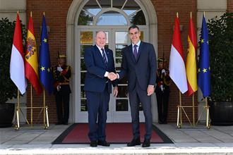 Pedro Sánchez recibe al Príncipe Alberto II de Mónaco a su llegada al Palacio de la Moncloa