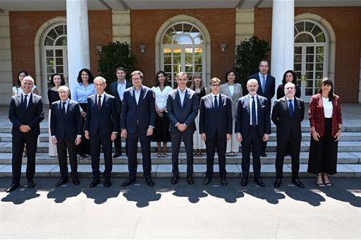 Pedro Sánchez y Óscar López junto a los representantes de las empresas