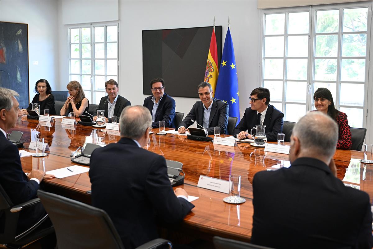 1/07/2026. Pedro Sánchez receives representatives of the consortium that is promoting the Spanish AI gigafactory. The President of the Gover...