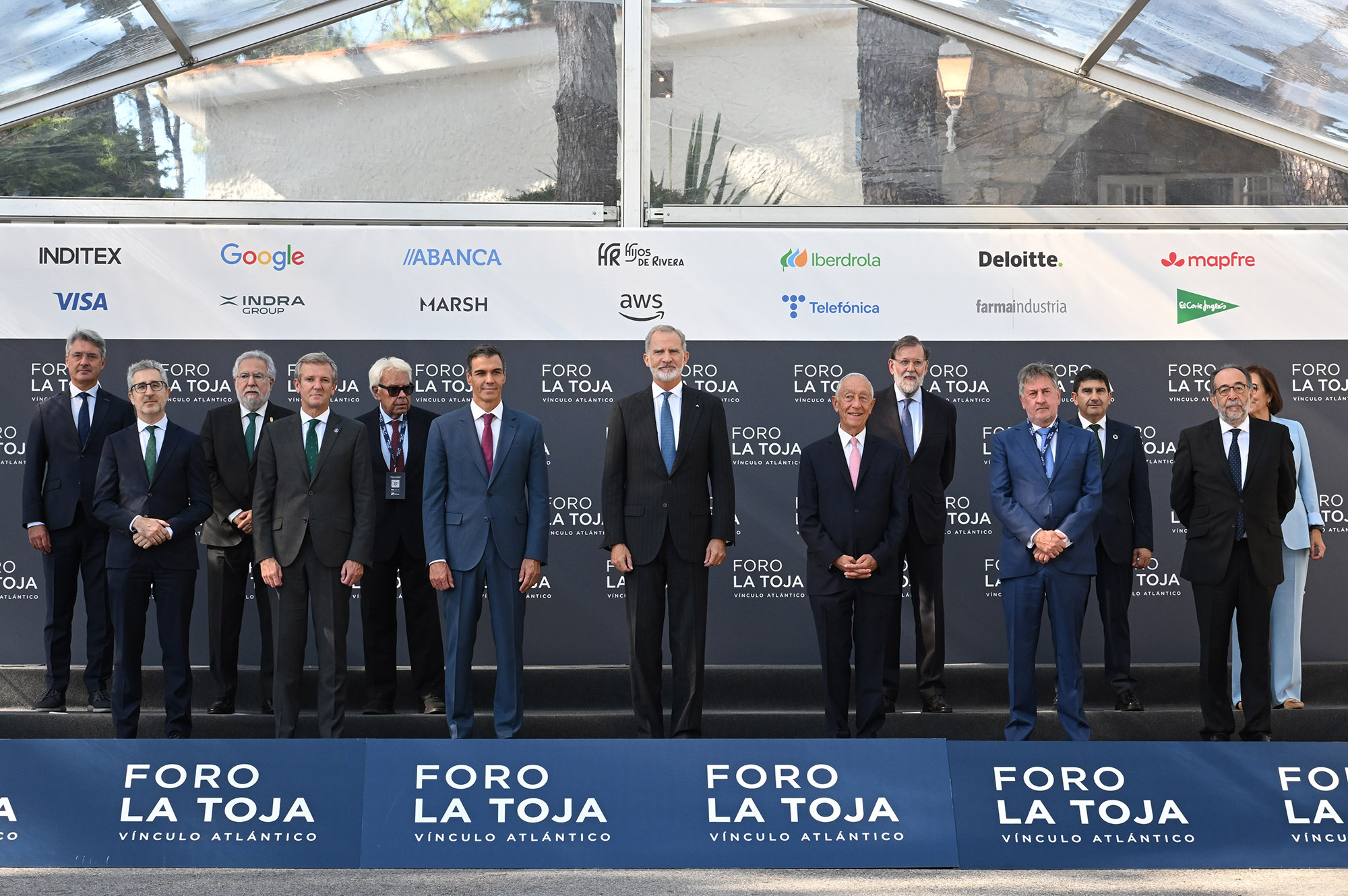 1/10/2026. Pedro Sánchez interviene en la inauguración del Foro La Toja-Vínculo Atlántico. Fotografía de familia de la inauguración del Foro...