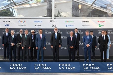 1/10/2026. Pedro Sánchez interviene en la inauguración del Foro La Toja-Vínculo Atlántico. Fotografía de familia de la inauguración del Foro...