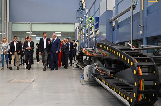 1/10/2026. Visit to the Delta Vigo PTL Valladares industrial centre. The President of the Government of Spain, Pedro Sánchez, together with ...