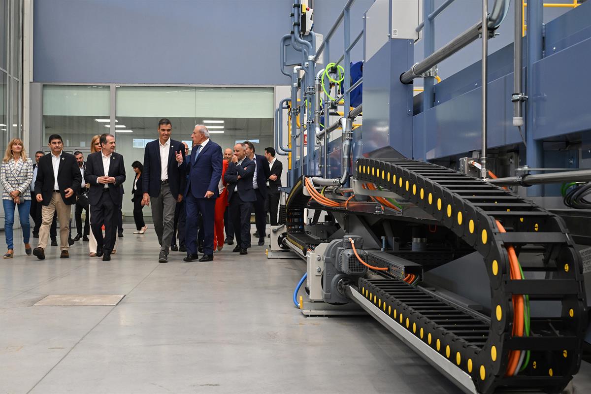 1/10/2026. Visit to the Delta Vigo PTL Valladares industrial centre. The President of the Government of Spain, Pedro Sánchez, together with ...
