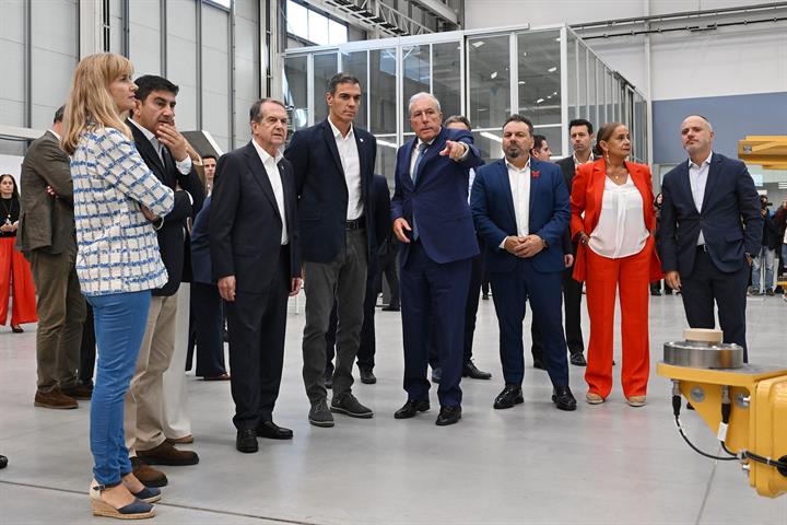 1/10/2026. Visita al centro industrial Delta Vigo PTL Valladares. El presidente del Gobierno, Pedro Sánchez, junto al alcalde de Vigo, Abel ...