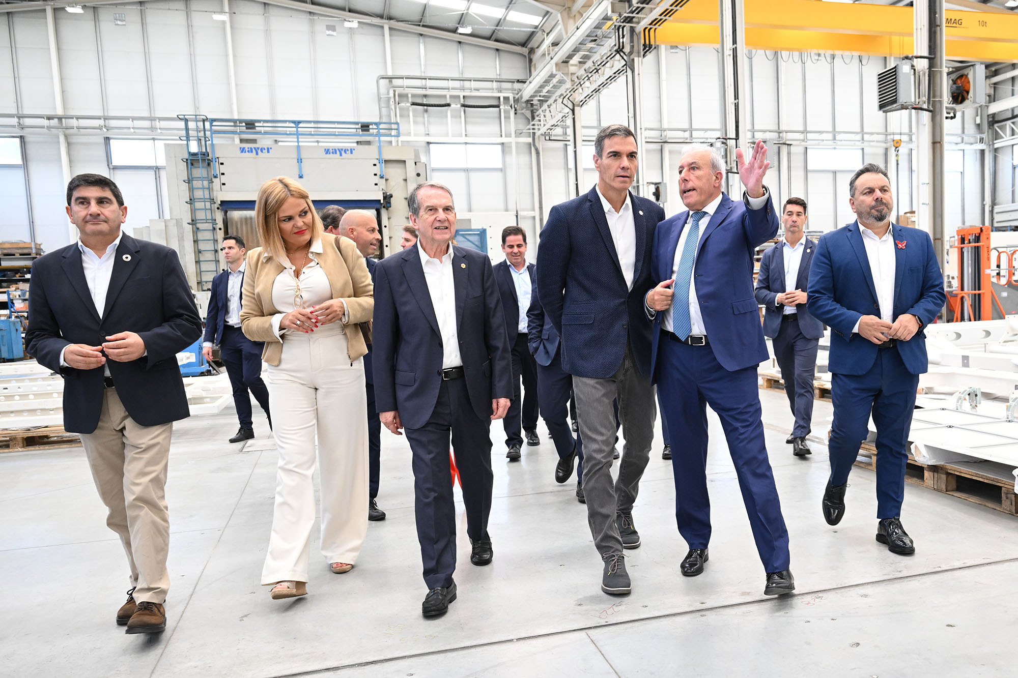 1/10/2026. Visita al centro industrial Delta Vigo PTL Valladares. El presidente del Gobierno, Pedro Sánchez, junto al alcalde de Vigo, Abel ...