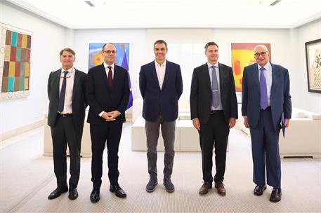 1/10/2026. Pedro Sánchez meets with the CEO of the Roche Group, Thomas Schinecker. The President of the Government of Spain, Pedro Sánchez, ...