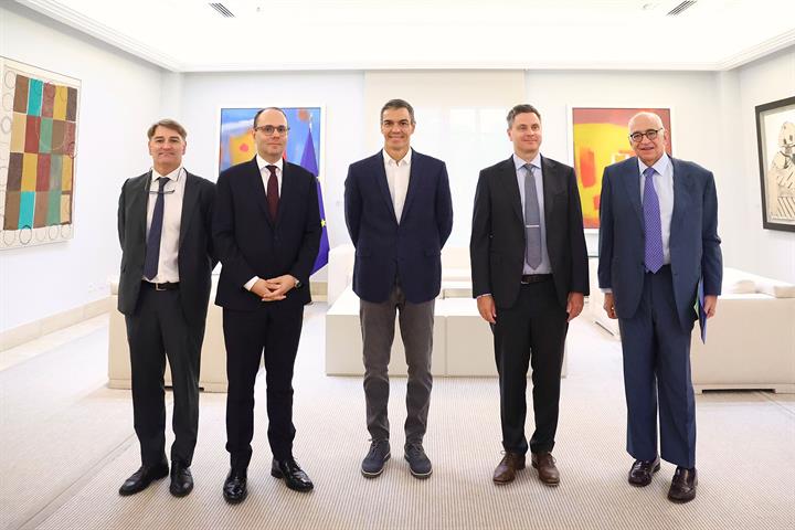1/10/2026. Pedro Sánchez meets with the CEO of the Roche Group, Thomas Schinecker. The President of the Government of Spain, Pedro Sánchez, ...