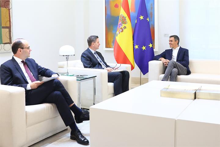 1/10/2026. Pedro Sánchez meets with the CEO of the Roche Group, Thomas Schinecker. The President of the Government of Spain, Pedro Sánchez, ...
