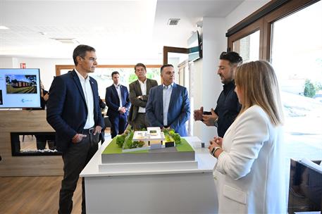 1/10/2026. Pedro Sánchez visita la constructora Caslua Import. El presidente del Gobierno, Pedro Sánchez, durante la visita a la constructor...