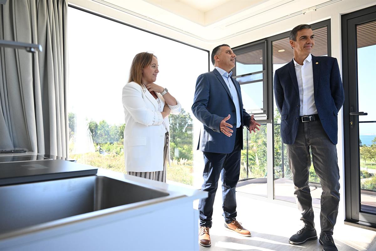 1/10/2026. Pedro Sánchez visita la constructora Caslua Import. El presidente del Gobierno, Pedro Sánchez, durante la visita a la constructor...