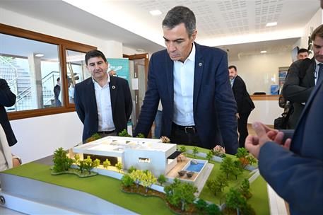 1/10/2026. Pedro Sánchez visita la constructora Caslua Import. El presidente del Gobierno, Pedro Sánchez, durante la visita a la constructor...
