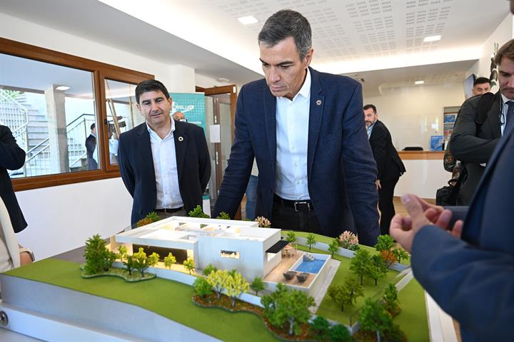 1/10/2026. Pedro Sánchez visita la constructora Caslua Import. El presidente del Gobierno, Pedro Sánchez, durante la visita a la constructor...