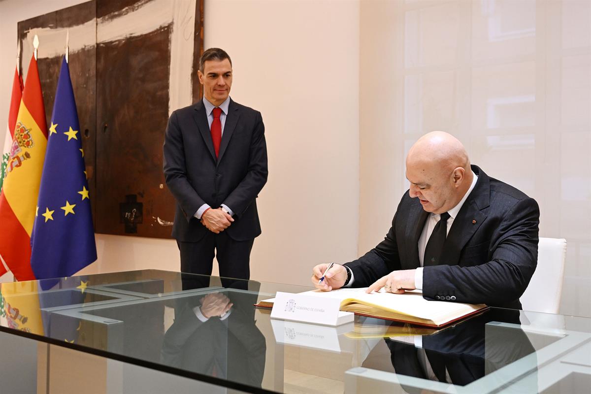 2/02/2026. Pedro Sánchez recibe al presidente de la República del Líbano. El presidente de la República del Líbano, Joseph Aoun, firma en el...