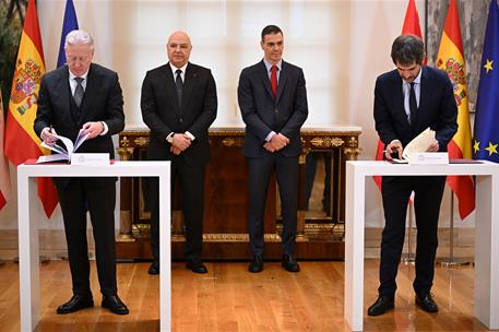 2/02/2026. Pedro Sánchez recibe al presidente de la República del Líbano. El ministro de Cultura, Ernest Urtasun, en la ceremonia de firma d...