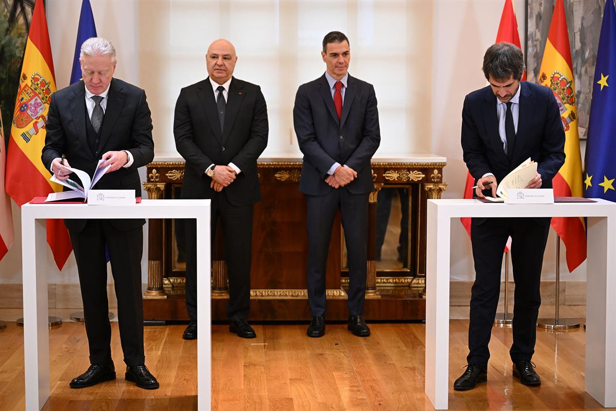 2/02/2026. Pedro Sánchez recibe al presidente de la República del Líbano. El ministro de Cultura, Ernest Urtasun, en la ceremonia de firma d...