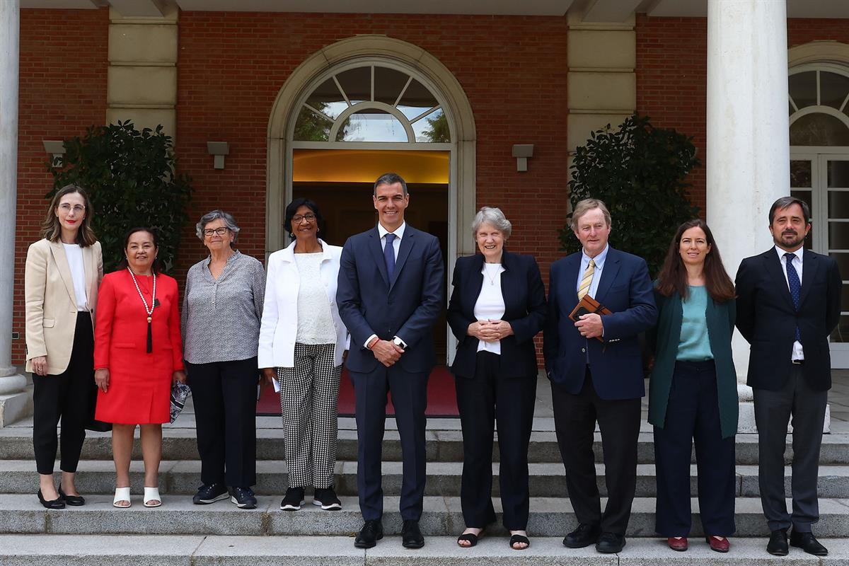 2/06/2026. Pedro Sánchez holds a meeting with representatives of the International Commission against the Death Penalty. The President of th...