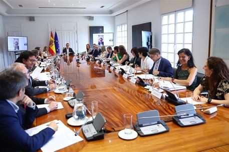 2/06/2026. Pedro Sánchez preside la reunión de la Comisión Interministerial para la Recuperación, Transformación y Resiliencia. El president...