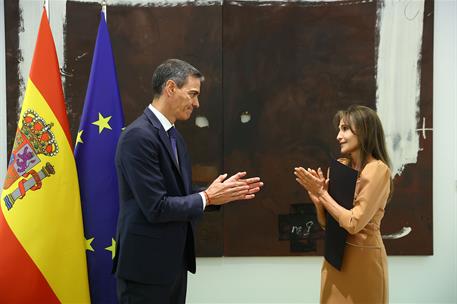 2/06/2026. Sánchez preside el acto de entrega, a título póstumo, de la Gran Cruz de la Orden del Mérito Civil a Fernando Ónega. El president...