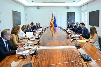 El presidente del Gobierno, Pedro Sánchez, junto a los participantes en la reunión