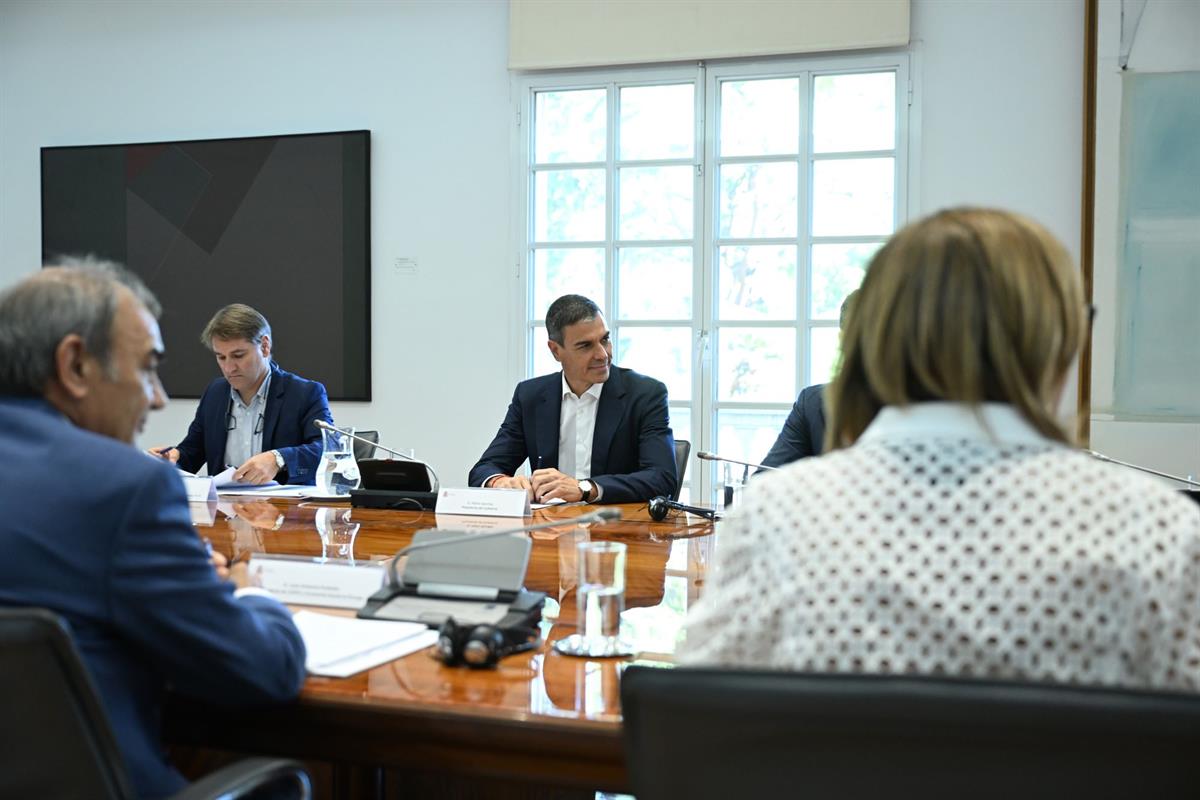 2/07/2026. Pedro Sánchez mantiene un encuentro con representantes de la CEPES. El presidente del Gobierno, Pedro Sánchez, conversa con repre...